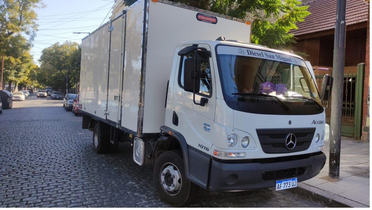 Camión Mercedes-Benz Accelo 1016 con caja