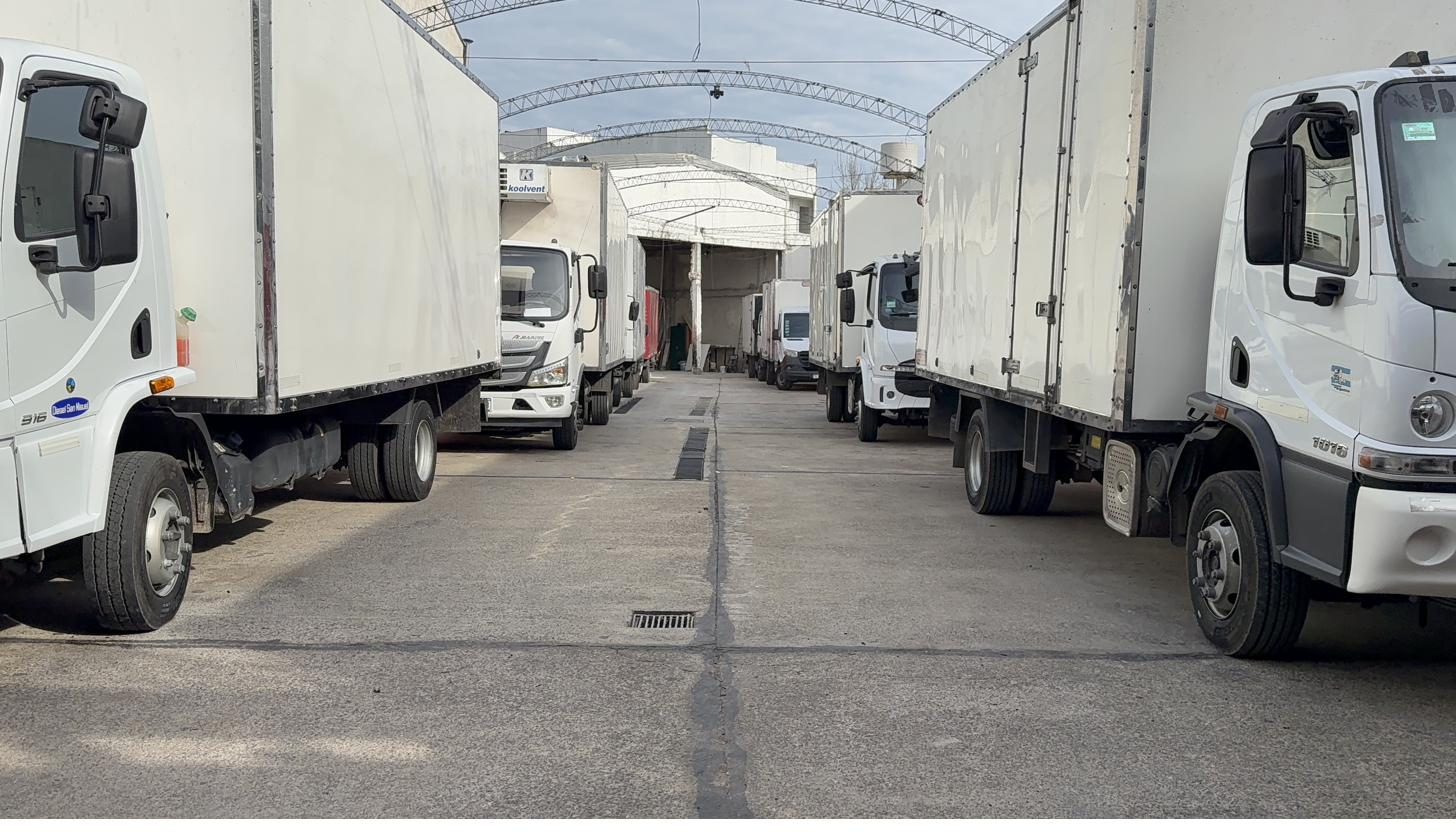 Base operativa con camiones listos para salir a ruta