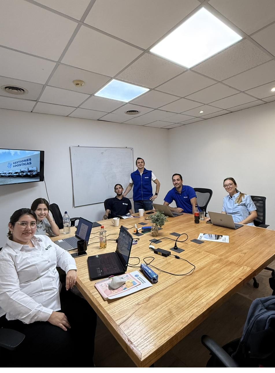 Equipo de coordinación de Holowatsch Transporte trabajando en oficina