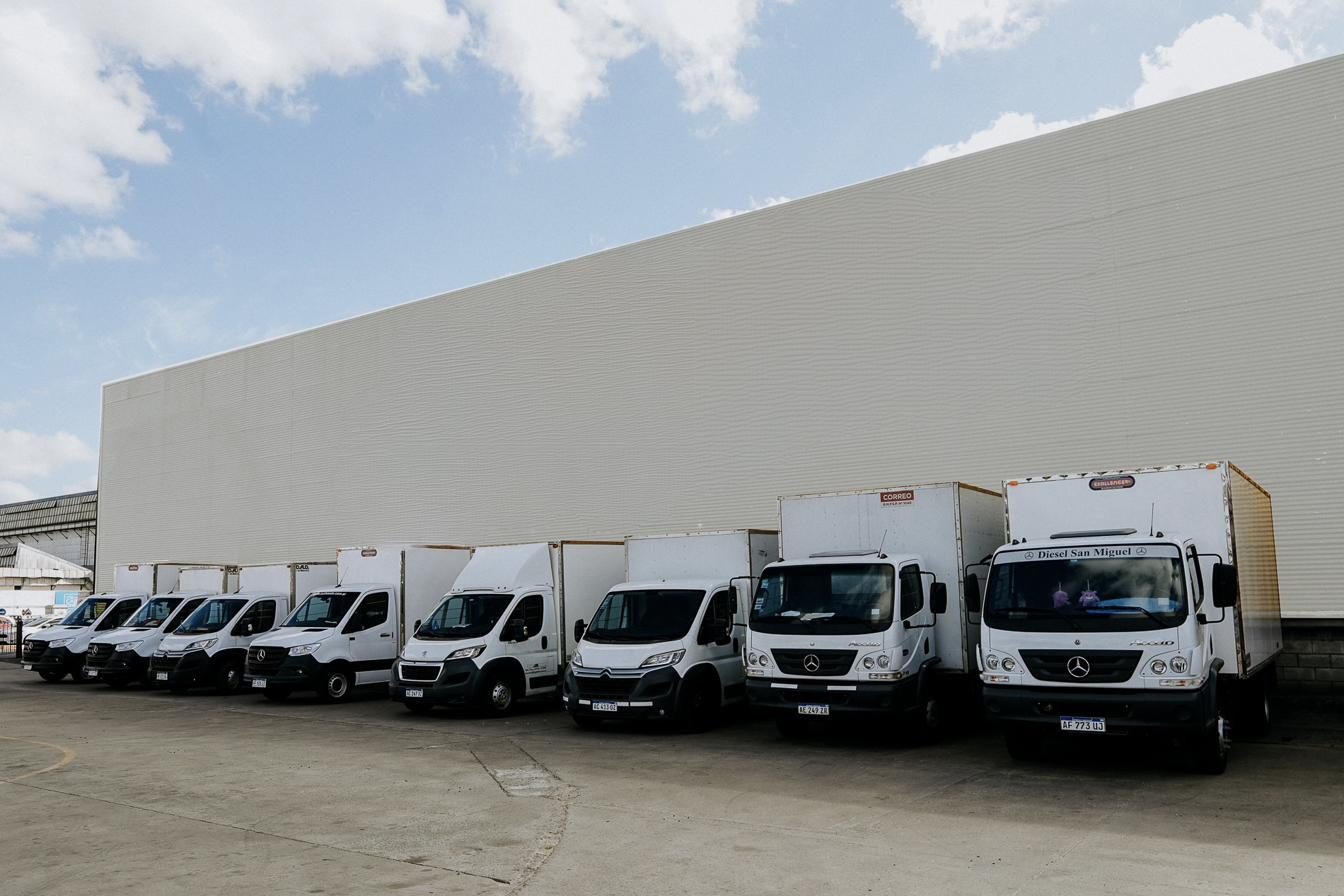 Flota completa de Holowatsch Transporte alineada frente al depósito